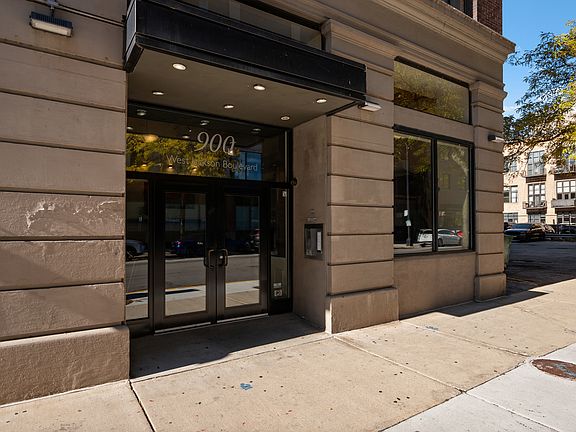 2nd image of 900 W Jackson Blvd APT 3W