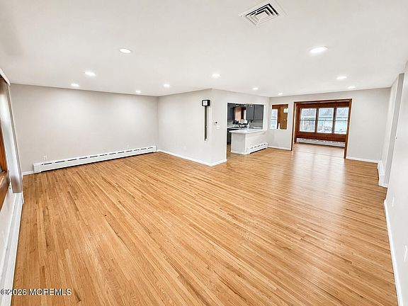 4th image of 2412 Hemlock Lane