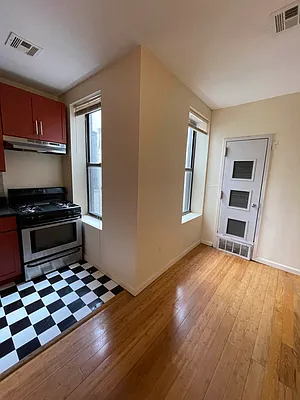 Rented by Delmark Realty LLC | media 8