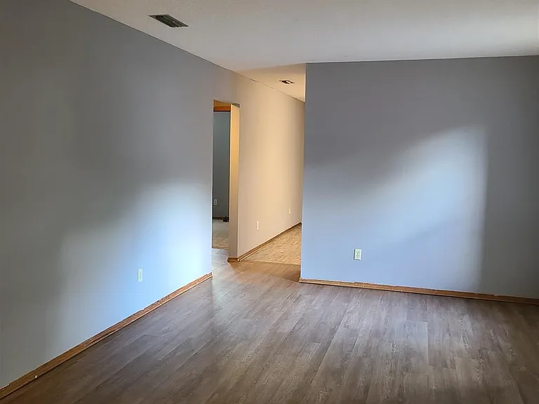 7800 Deborah Dr — Photo 2