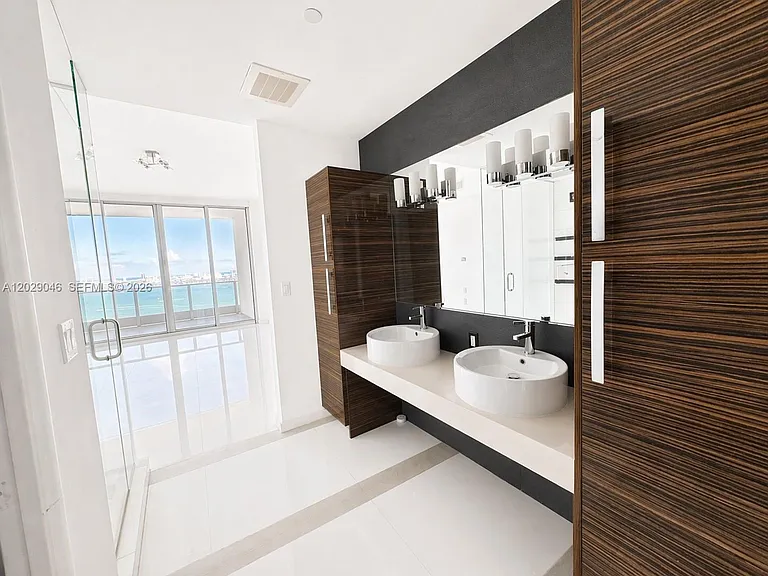2020 N Bayshore Dr #2909 — Photo 10