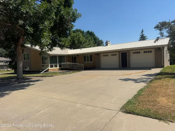520 4th St NE, Watford City, ND 58854