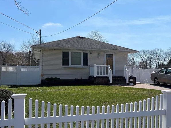 8 Pawnee Avenue, Mastic, NY 11950
