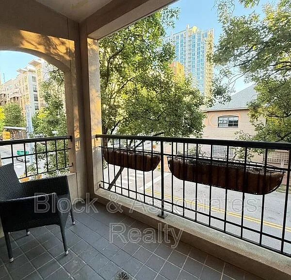 210 E Davie St — Photo 14