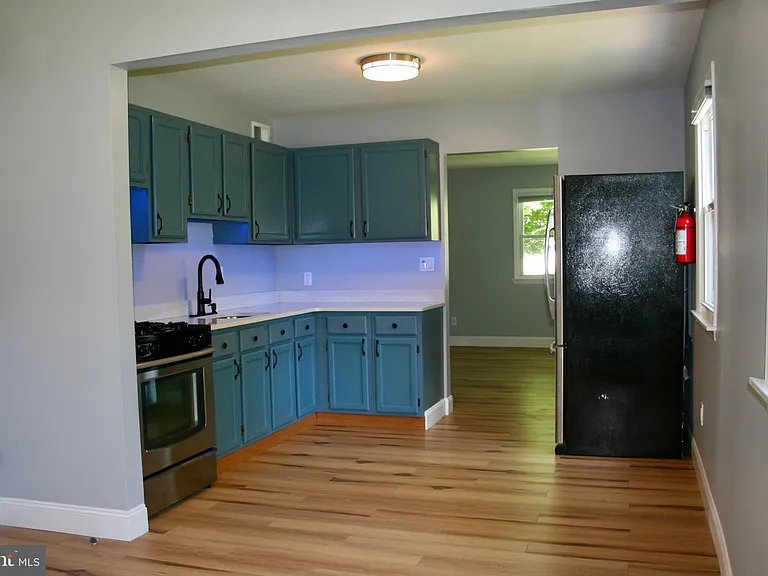 124 Stratford Ave — Photo 5