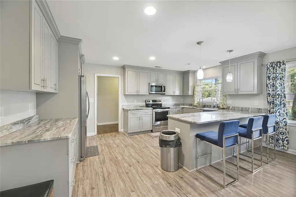 3 bed, 2.0 bath, 1693 sqft, $2,800 — Photo 3
