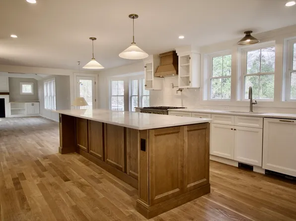 10 Popes Ln, Hingham, MA 02043