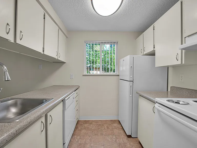 Riverview Apartments — Photo 30