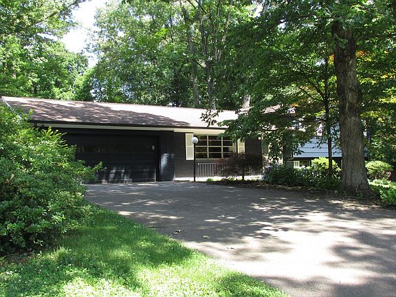 2nd image of 1122 Park Hill Cir