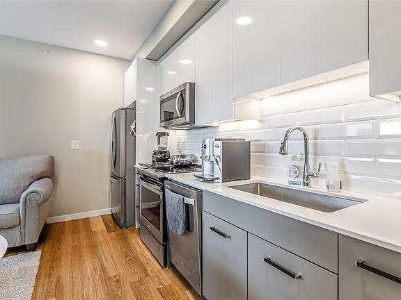 2nd image of 722 Valley Rd #515