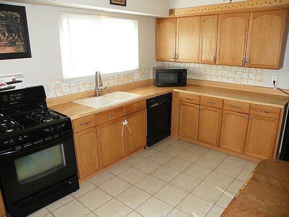 Kitchen w/ Appliances Included!