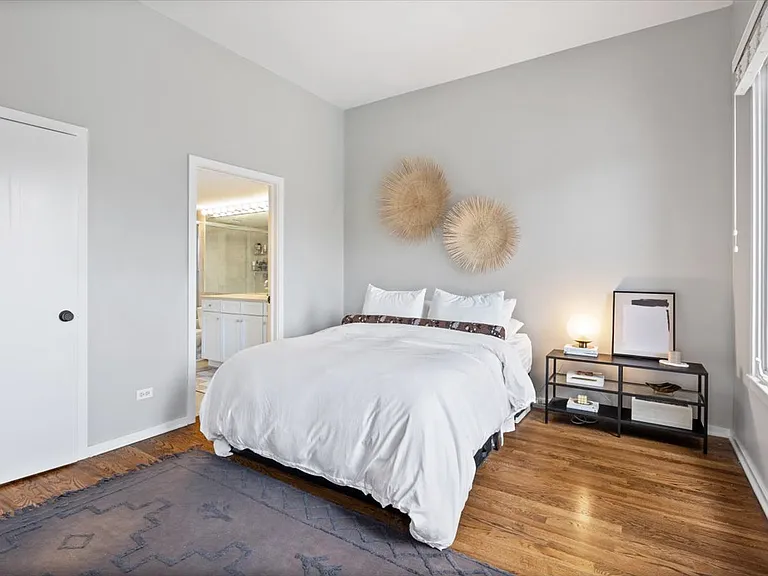 1955 N Leavitt St #2B — Photo 14