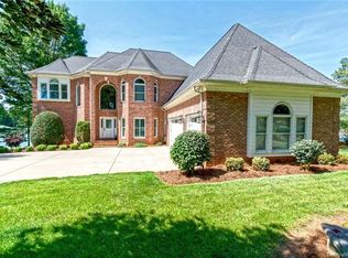 2730 Harbour Pointe Ct, Sherrills Ford, NC 28673