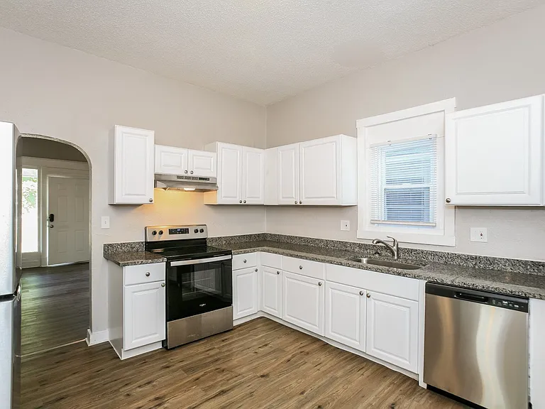 614401_021_kitchen_13184330.jpg