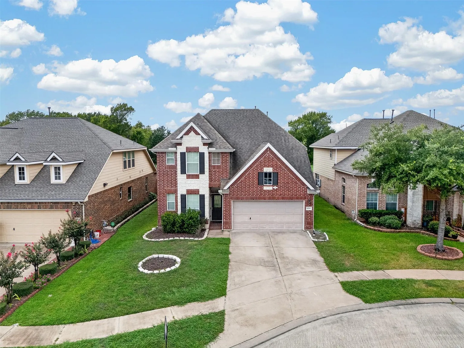 5 bed, 3.5 bath, 2332 sqft, $2,400 — Photo 2