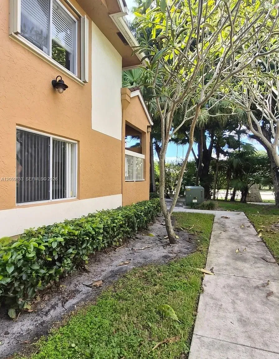 Colonnades Condo — Photo 2