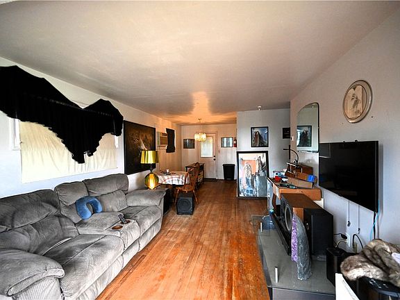3rd image of 133 Windsor Dr