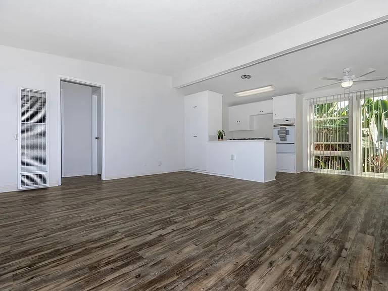 Sea Breeze Beach Apartments — Photo 28