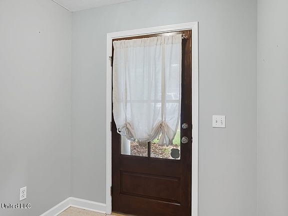 4th image of 147 Basswood Cir