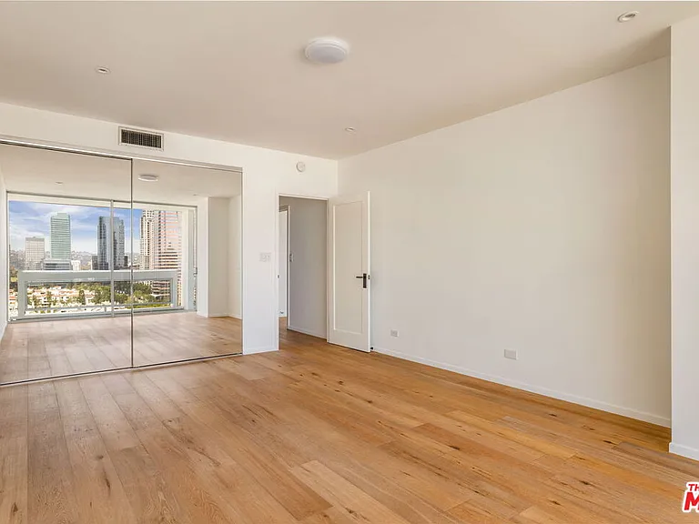 2222 Avenue Of The Stars — Photo 16