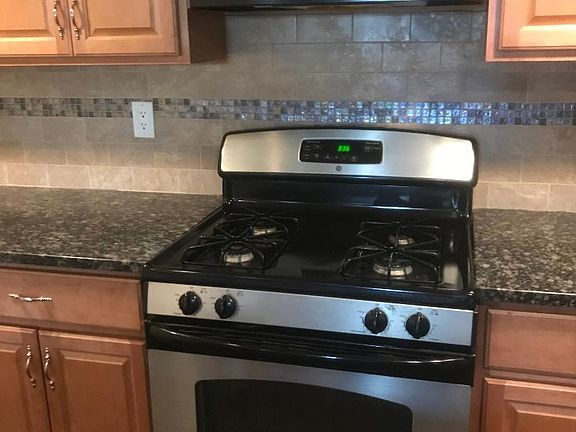 Gas stove, granite counters