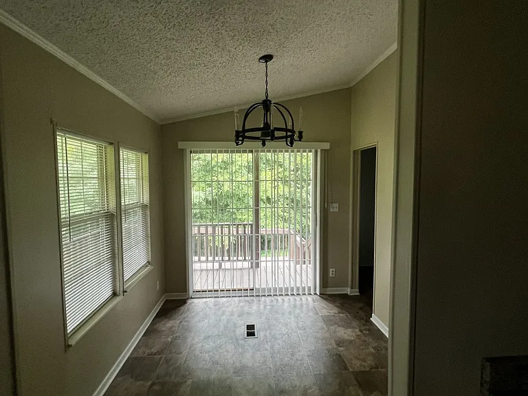 1098 Victory Ln — Photo 10
