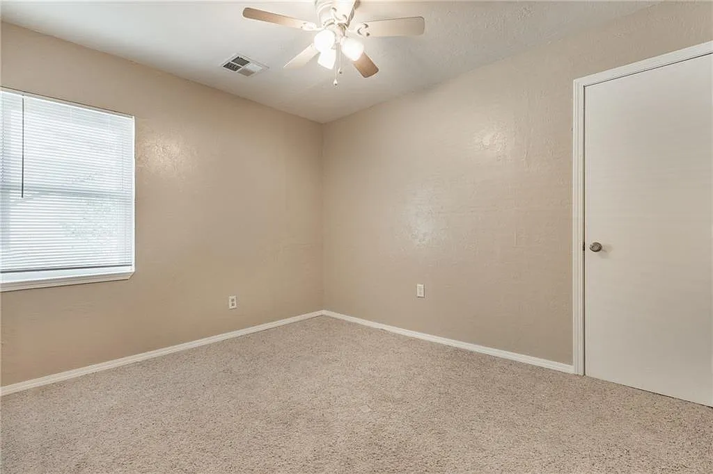 3 bed, 1104 sqft, $1,350 — Photo 3