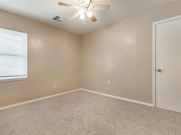 9904 SE 43rd St — Photo 3