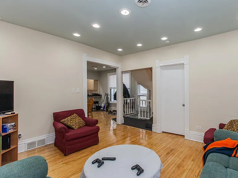 1116 W Roscoe St #2 — Photo 2