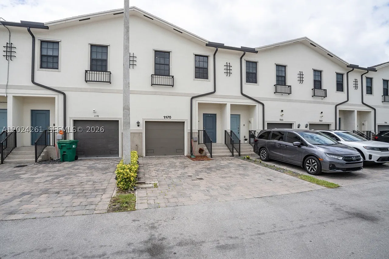 3 bed, 2.5 bath, 1466 sqft, $2,500 — Photo 2