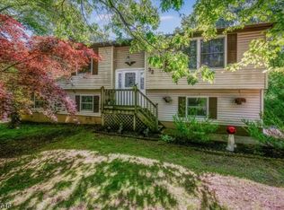 32 High Crest Dr, Hamburg, NJ 07419
