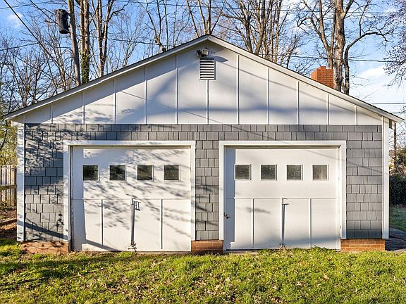 3rd image of 2733 Stratford Dr