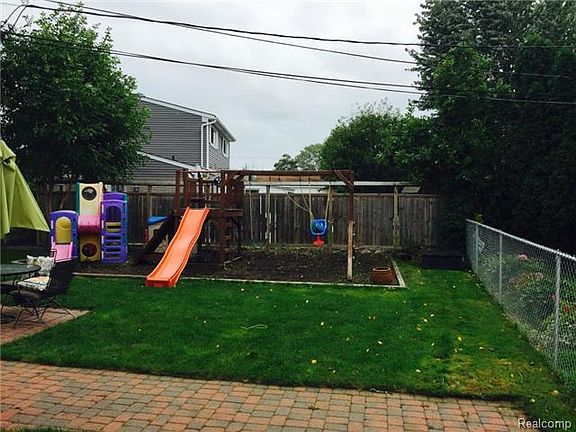 3rd image of 30504 Glenwood Cir