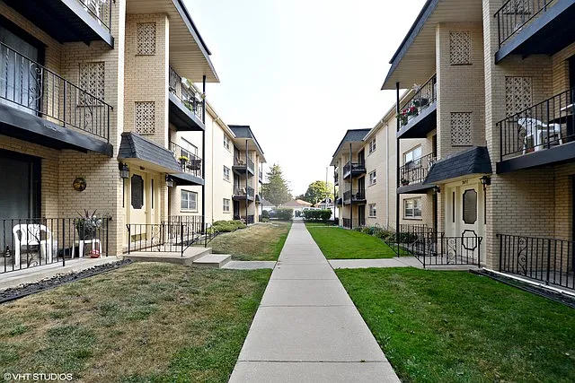 2041 N Harlem Ave APT 3W photo 1