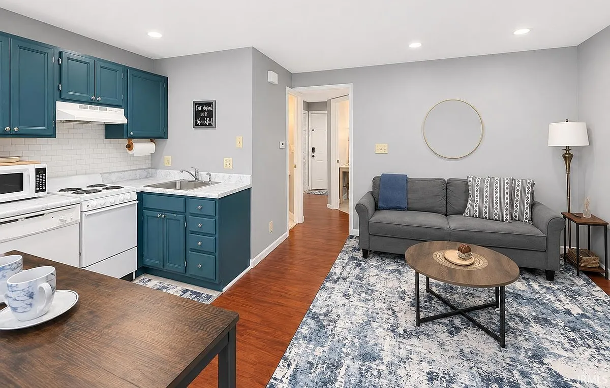 1 bed, 900 sqft, $1,200 — Photo 4