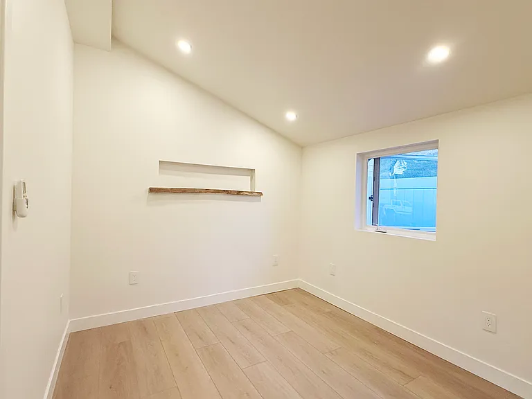 21905 Providencia St — Photo 5