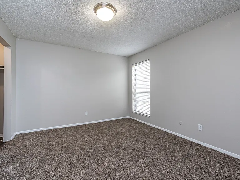 Emerald Hills Apartments — Photo 20