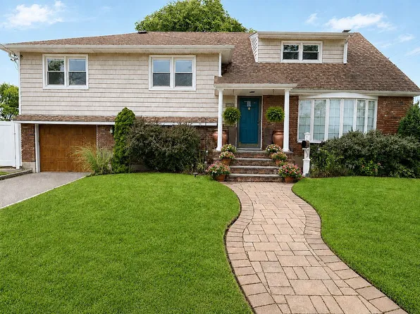 2684 Howell St, Baldwin, NY 11510