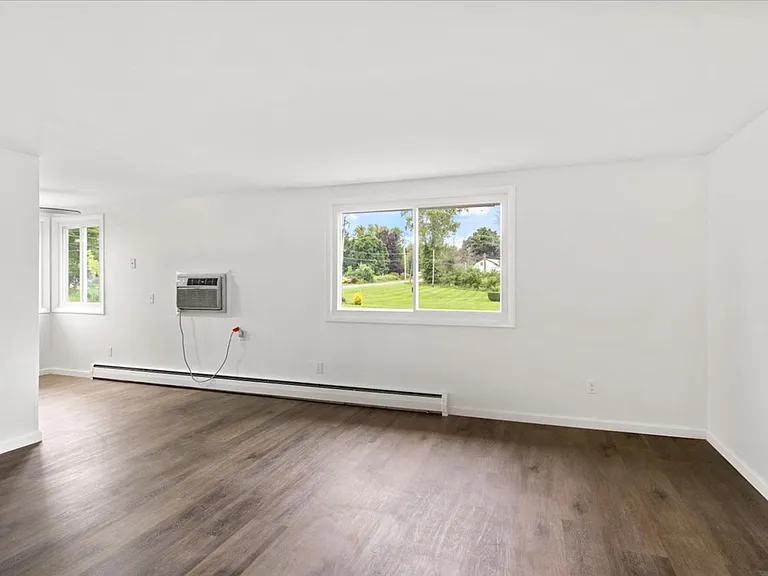 Burke Crest Apartments — Photo 10