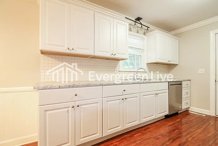 127 Ashdown Dr — Photo 4