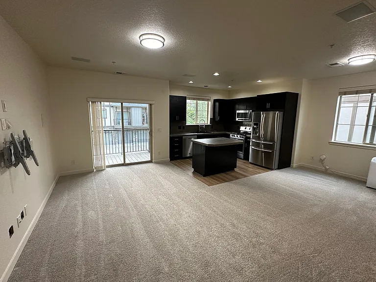 837 NE Wheelock Pl — Photo 3