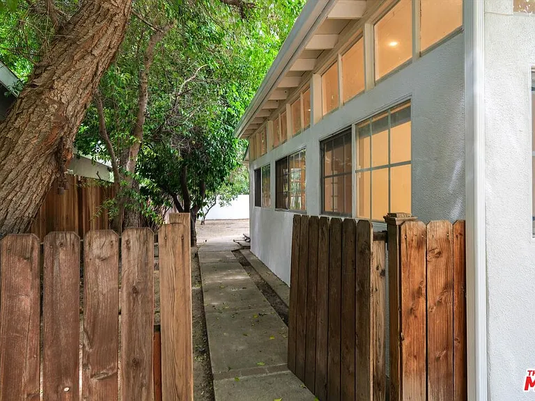 22750 Clarendon St — Photo 37