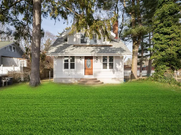 39 S 5th Avenue, Brentwood, NY 11717