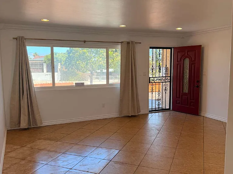 98 E Palomar St — Photo 4