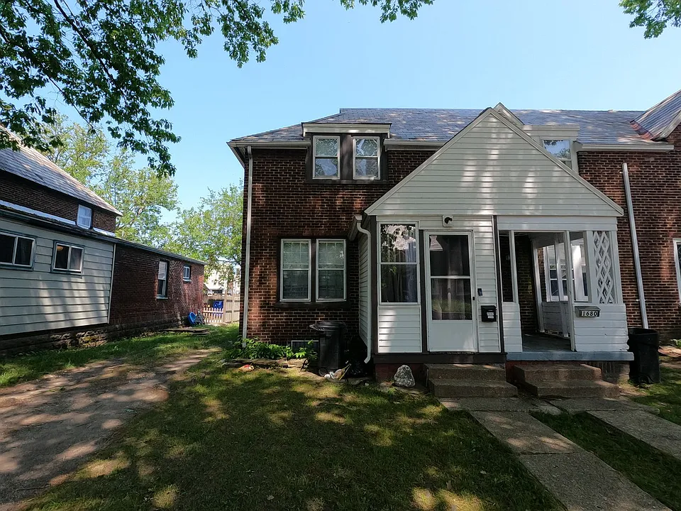 1682 W 14th St