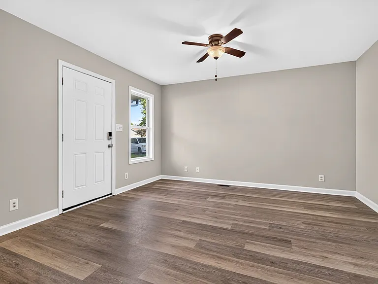 837 Princeton Cir — Photo 3