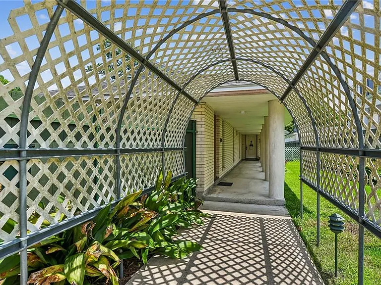 121 Ridgeway Dr — Photo 2