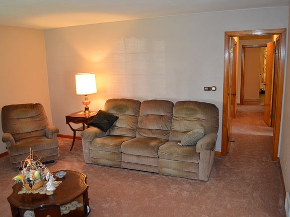 4th image of 2484 Forest Ave