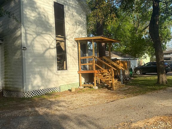 Quite safe neighborhood with ample parking has a relaxed, comfortable country feel conveniently located in Houston.