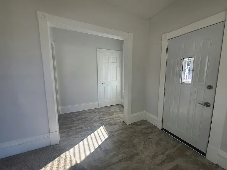 Frond door and entry area